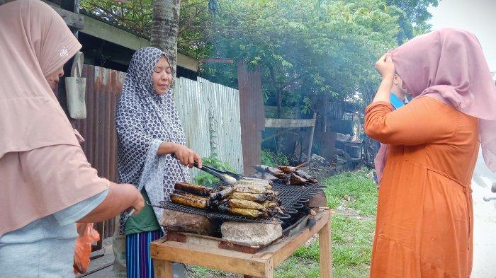 Lapak salah satu penjual Lempar, salah satu kuliner khas Kabupaten Natuna, Provinsi Kepulauan Riau (Kepri) yang ramai dibeli warga yang melintas, Minggu (8/12/2024).
