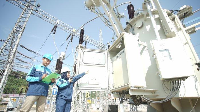 PEMADAMAN LISTRIK DI BATAM - Petugas PLN Batam saat cek jaringan listrik di Batam beberapa waktu lalu. PT PLN Batam umumkan jadwal pemadaman listrik di Batam dari 22-25 Juli 2025
