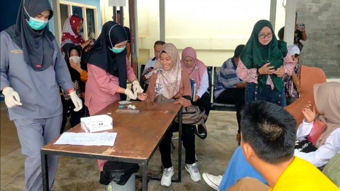 TES KESEHATAN - Potret peserta PPPK asal Kabupaten Lingga, saat menjalani tes kesehatan di RSUD Dabo Singkep, Rabu (8/1/2025). Ada pula 65 peserta baik PPPK Kementerian maupun Pemprov Kepri yang jalani tes kejiwaan.
