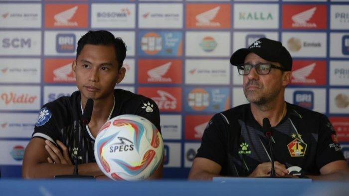 Pelatih Persik Kediri, Marcelo Rospide (kanan), memberikan keterangan terkait kondisi timnya jelang laga pekan 6 BRI Liga 1 2023-2024 antara PSM vs Persik dalam sesi konferensi press. Rabu (2/8/2023).