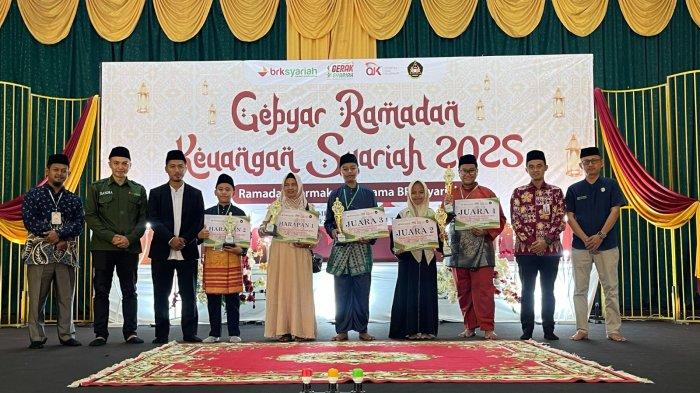 PESANTREN - Branch Manager BRK Bintan, Imam Hadi Suryono, sekretaris disdik Bintan Subagio dan M. Habibi kepala Mts Madani tebuireng berfoto bersama peserta peserta lomba di Pesantren Madani Tebuireng Bintan, Kamis (13/3/2025).