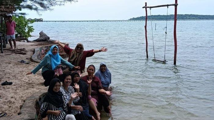 WISATA PANTAI TANJUNGPINANG - Pengunjung Pantai Gaseng di Dompak, Kota Tanjungpinang, Provinsi Kepulauan Riau (Kepri).