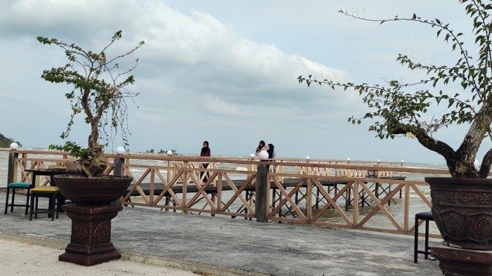 WISATA DI LINGGA - Pantai Jang di Dabo Singkep, Kabupaten Lingga, Provinsi Kepri. Tampak warga saat mengunjungi pantai ini, Sabtu (29/7/2023) sore.