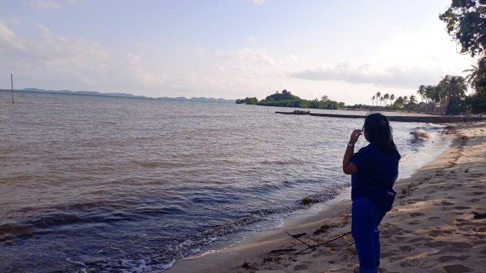 WISATA BATAM - Pengunjung Pantai Larantuka Batam, Provinsi Kepulauan Riau (Kepri), Selasa (19/7/2022). Pantai ini menjadi salah satu destinasi wisata di Batam termasuk Kepri.