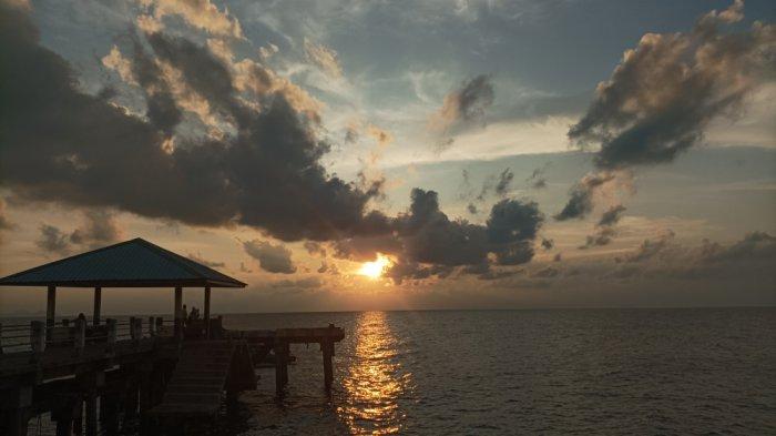 Pesona Sunset Pantai Arung Hijau, Desa Tiangau, Kecamatan Siantan Selatan, Kabupaten Kepulauan Anambas, Provinsi Kepulauan Riau (Kepri) pukau pengunjung jatuh hati.