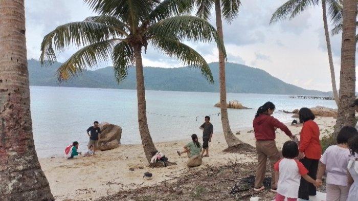 Suasana Pantai Tanjung Momong di Kabupaten Kepulauan Anambas dipenuhi aktivitas pengunjung salah satunya jemaat Gereja HKBP Anambas yang mengadakan ibadah padang, Selasa (13/5/2025). 