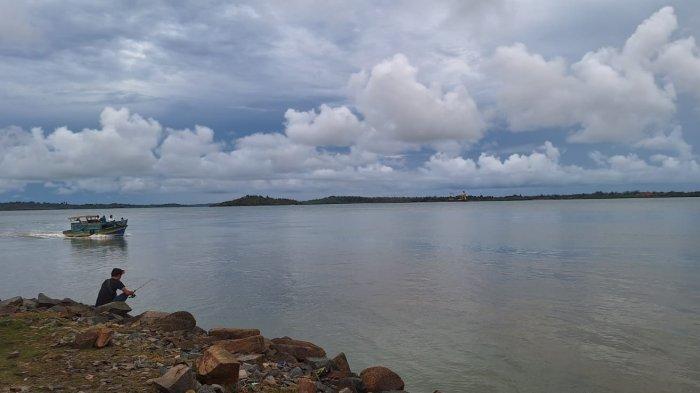 PARIWISATA BINTAN –Sejumlah pengunjung saat berada di Pantai Tanjung Tili di kampung Sei Enam , Kecamatan BIntan Timur, Kabupaten Bintan, Kepulauan Riau (Kepri), Selasa (19/11/2024).