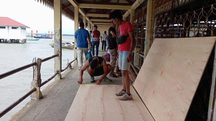 PELANTAR - Para penambang pompong penyengat yang tergabung dalam OPPM yang melakukan perbaikan di Pelantar Kuning Penyengat