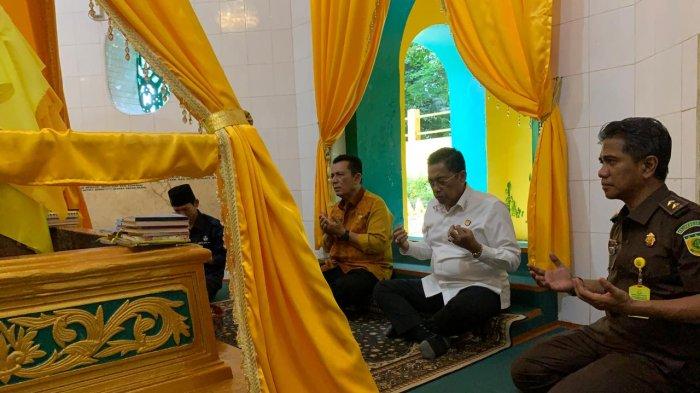 Pulau Penyengat - Ansar Ahmad dan Wakajagung RI saat Berdoa di makam tua Pulau Penyengat Kepri