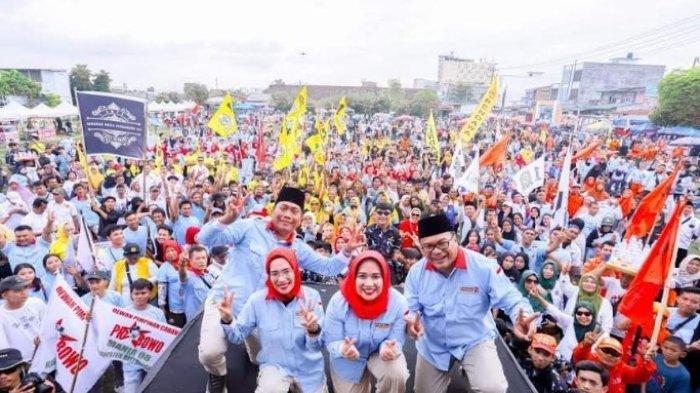 PROFIL WAKIL BUPATI DELI SERDANG - Pasangan ADIL dan istri berfoto bersama dengan massa pendukung saat melakukan kampanye di lapangan Reformasi Percut Seituan beberapa waktu lalu. Profil dan rekam jejak Wakil Bupati Terpilih Deli Serdang 2024, Lom Lom Suwondo.