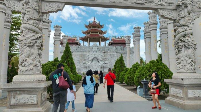 WISATA TANJUNGPINANG - Vihara Ksitigarbha Bodhisattva, yang akrab dijuluki Vihara Patung 1000 yang menjadi lokasi wisata di Kota Tanjungpinang ramai dikunjungi wisatawan di momen Libur Lebaran 2025, Sabtu (5/4/2025).
