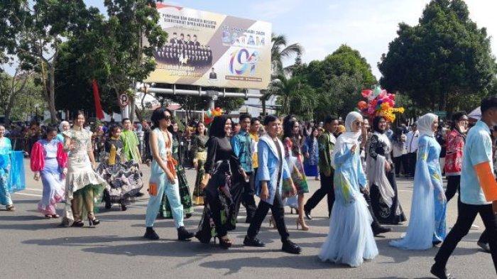 PAWAI BUDAYA HARI HADI BATAM - Pawai budaya rangkaian Hari Jadi Batam (HJB) ke-194 di Batam Center, Sabtu (16/12/2023).