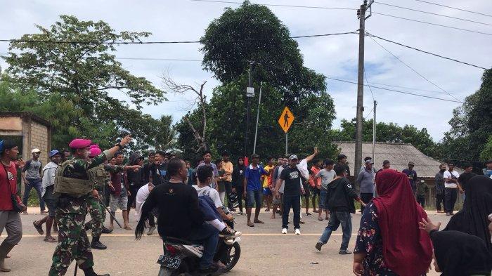 Pelajar SMPN 22 Batam di Tanjung Kertang Rempang Cate dievakuasi menggunakan sepeda motor, Kamis (7/9/2023). Sejumlah pelajar dilaporkan pingsan karena efek gas air mata yang mengarah ke sekolah.