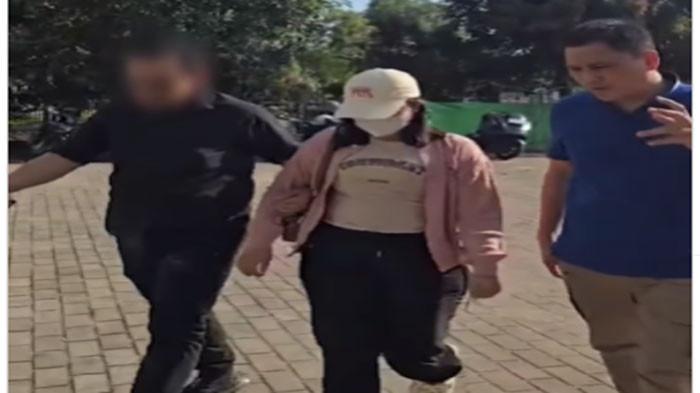 PENYELUNDUPAN TELUR PENYU - Mu, seorang wanita pelaku penyelundupan telur penyu jalur Batam dan Sambas saat petugas Stasiun PSDKP Pontianak meringkusnya di Kota Singkawang, Kalbar Sabtu (12/7). Aksi penyelundupan telur penyu ia lakukan sejak tahun 2024.