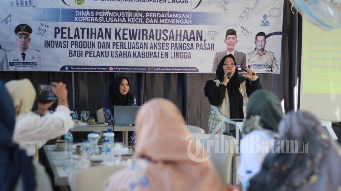 PEMAPARAN MATERI - Disperindagkop UKM Kabupaten Lingga, Provinsi Kepulauan Riau, menggelar pelatihan kewirausahaan, bagi pelaku usaha, yang berlangsung di Pondok Tanjung, Pasir Kuning, Dabo Singkep, Rabu (9/7/2025).
