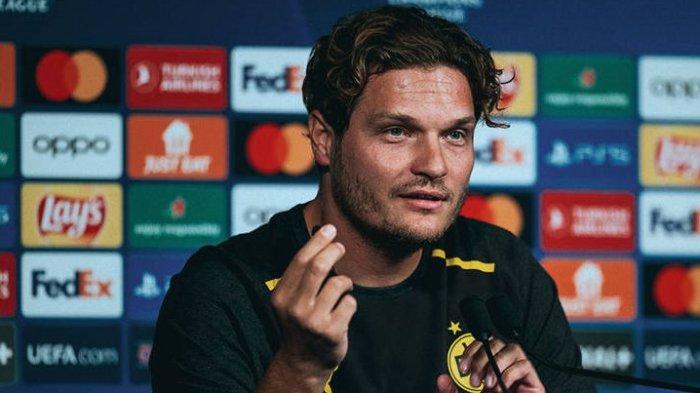 Pelatih Borussia Dortmund Edin Terzic terlihat tengah memberikan tanggapan jelang laga pertama fase grup F Liga Champions Eropa 2023-2024 melawan Paris Saint-Germain