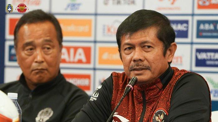 Pelatih Timnas Indonesia U24, Indra Sjafri (kanan) saat memberikan keterangan jelang melawan Filipina di SEA Games 2023, Jumat (28/4/2023).