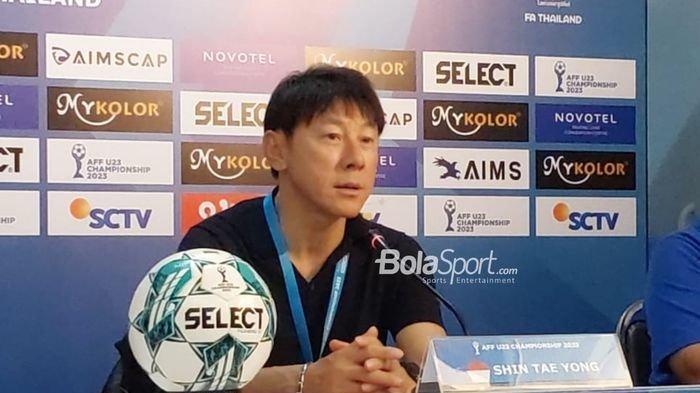 Pelatih timnas U23 Indonesia, Shin Tae-yong saat memberi keterangan dalam sesi jumpa pers di Rayong Provincial Stadium, Thailand pada Kamis (24/8/2023).