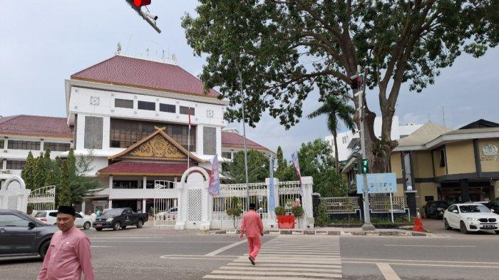 PELICAN CROSSING DI BATAM - Pegawai Pemko Batam saat menggunakan fasilitas Pelican Crossing di Jalan Engku Putri, Batam, Senin (16/12/2024).