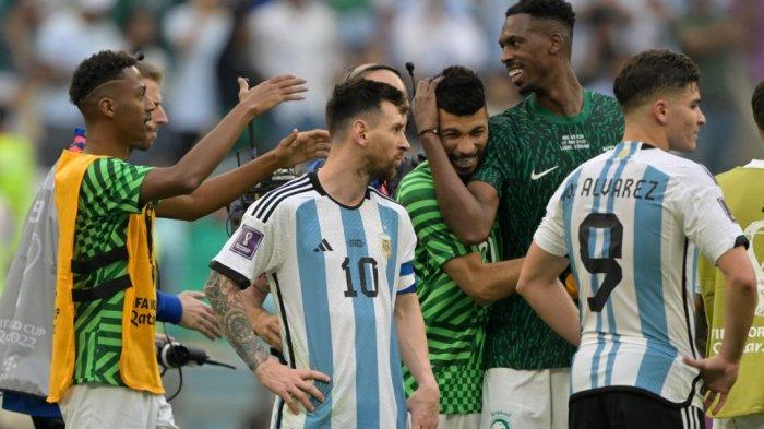 Arab Saudi Menang - Pemain Arab Saudi selebrasi dekat striker Argentina Lionel Messi setelah pertandingan yang dimenangkan Arab Saudi dengan skor 2-1, Selasa (22/11/2022).