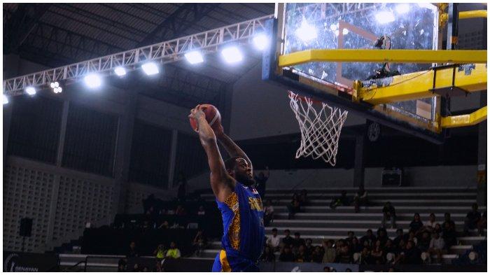 pemain Satria Muda Pertamina, Elgin Rashad Cook melakukan dunk saat melawan Kesatria Bengawan Solo di game ketiga Playoff IBL 2024.
