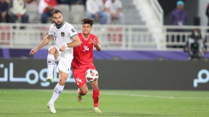 Bek Timnas Indonesia Jordi Amat saat berdual dengan pemain Vietnam pada laga kedua fase Grup D Piala Asia 2023, Jumat (19/01/2024)