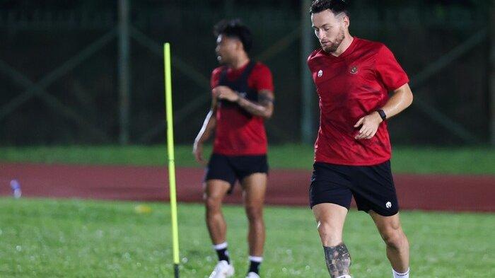 Gelandang Timnas Indonesia Marc Klok terlihat tengah lakoni sesi latihan untuk laga leg kedua lawan Brunei Darussalam dalam Kualifikasi Piala Dunia 2026, Selasa (17/10/2023) malam pukul 19.00 WIB