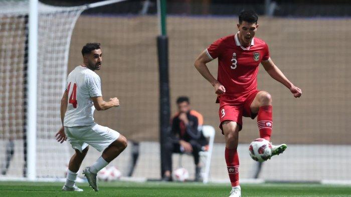 Terlihat aksi bek Timnas Indonesia, Elkan Baggot saat melawan Iran pada laga uji coba ketiga jelang menatap gelaran Piala asia 2023