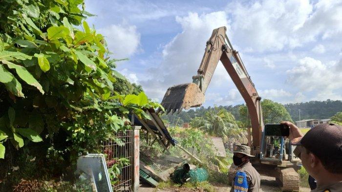 Alat berat melakukan Pembongkaran bangunan di Tembesi Tower, Rabu (8/1/2025)