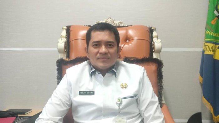 Kadisdik Natuna, Hendra Kusuma di ruang kerjanya.
