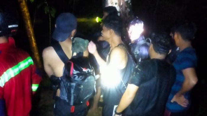 EVAKUASI - BPBD dan Damkar Lingga evakuasi tujuh pemuda saat kemping di tepi sungai di Lubuk Mas, Daik, Kabupaten Lingga, Provinsi Kepulauan Riau, Minggu (9/3/2025) sore.