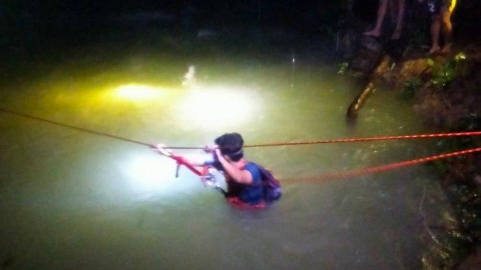 EVAKUASI - BPBD dan Damkar Lingga evakuasi tujuh pemuda saat kemping di tepi sungai di Lubuk Mas, Daik, Kabupaten Lingga, Provinsi Kepulauan Riau, Minggu (9/3/2025) sore.