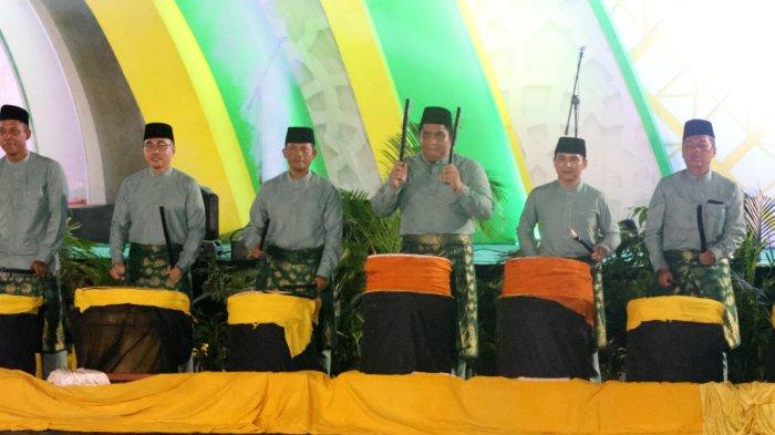 Bupati Bintan Roby Kurniawan, Wakil Bupati Bintan Ahdi Muqsith dan sejumlah pimpinan OPD di Bintan memukul gendang tanda dibukanya Musabaqah Tilawatil Qur'an dan Hadits (MTQH) Ke XIII tingkat Kabupaten Bintan