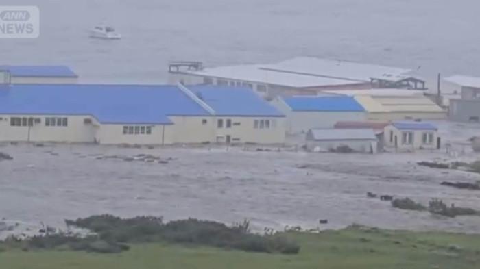 Penampakan tsunami setinggi 4 meter melanda bangunan di pesisir pantai Kamchatka Rusia