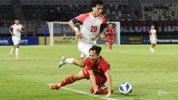 Pencetak gol Timnas U-19 Indonesia Arlyansyah (bawah) berhadapan dengan pemain Timnas Filipina Sabatin Alexander (atas) pada pertandingan yang berlangsung di Stadion Gelora Bung Tomo (GBT) Surabaya, Rabu (17/7/2024) Malam.