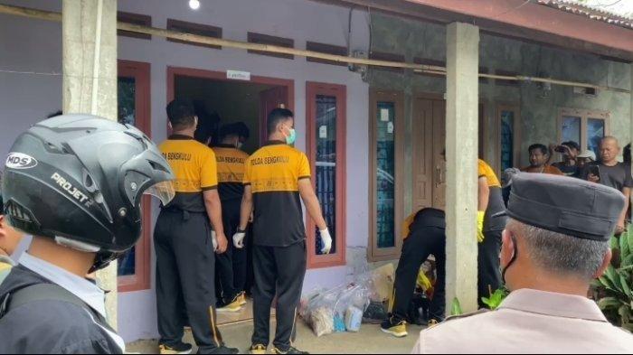 PENEMUAN MAYAT - Penemuan mayat ibu dan anak di rumah kontrakan di Kelurahan Kesambe Baru Kecamatan Curup Timur pada Jumat (2/5/2025). Penemuan mayat ini bermula dari bau menyengat dan lalat berterbangan.