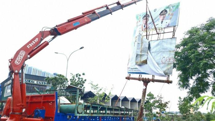 Proses penertiban reklame di Jalan Achmad Yani depan SD Global Batam Center, Selasa (10/6/2025) sore