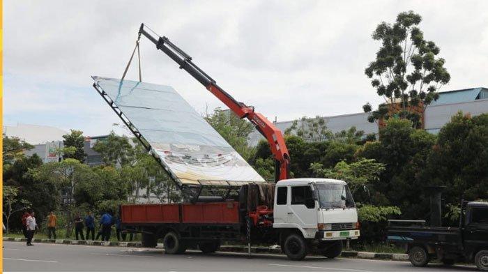 PENERTIBAN REKLAME DI BATAM - Tangkap layar akun Instagram @mediacenterpemkobatam saat tim gabungan menertibkan reklame tak berizin di salah satu lokasi di Kota Batam, Provinsi Kepulauan Riau (Kepri) baru-baru ini.