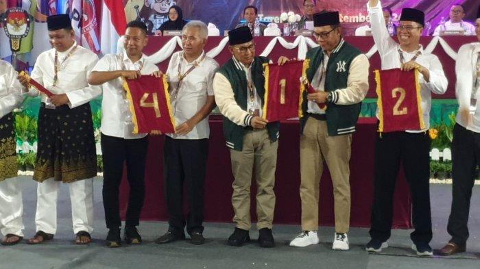 PILKADA ANAMBAS 2024 - Rapat pleno terbuka pengundian dan penetapan nomor urut 4 pasangan calon (paslon) Pilkada Anambas 2024 di gedung BPMS, Senin (23/9/2024).