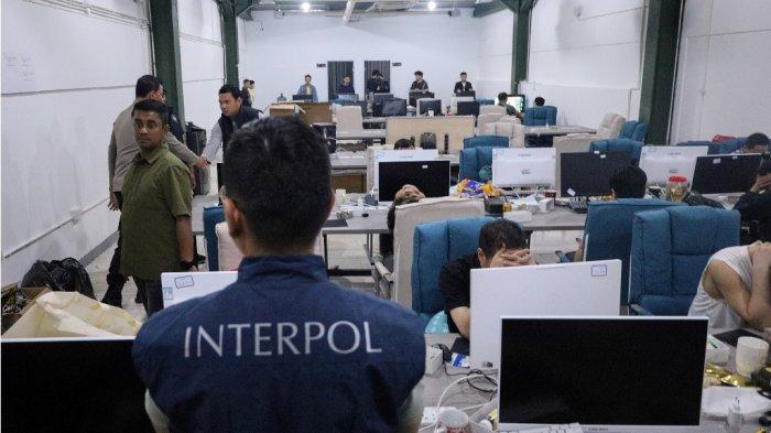 Anggota Interpol saat penggerebekan warga negara China di Batam tepatnya di Kawasan Kara Industrial Park, Kota Batam, Provinsi Kepri, Selasa (29/8/2023). Sebanyak 88 WNA asal RRC diamankan Polda Kepri bekerja sama dengan Divhubinter Mabes Polri dan Polisi Tiongkok terkait kejahatan love skimming (pemerasan video syur).