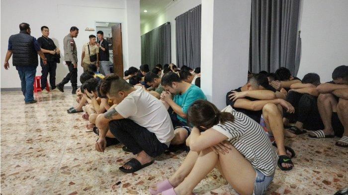 Puluhan WNA China yang digerebek Polda Kepri bersama Interpol dan Divhubinter Mabes Polri di Kawasam Kara Industrial Park, Kota Batam, Provinsi Kepri, Selasa (29/8/2023). Sebanyak 88 WNA asal RRC diamankan Polda Kepri bekerjasama dengan interpol terkait kejahatan love skimming (pemerasan video syur).