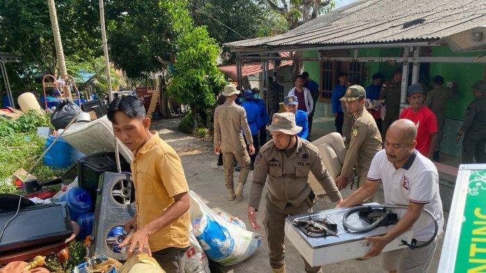 Tim terpadu keluarkan barang perabotan rumah tangga warga dari dalam rumah