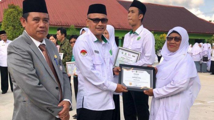 Dua orang guru dari Madrasah Ibtidaiyah Negeri (MIN) Lingga, Siti Hadri dan Hatijah, menerima penghargaan pada peringatan Hari Amal Bakti (HAB) Kementerian Agama (Kemenag) ke-79.