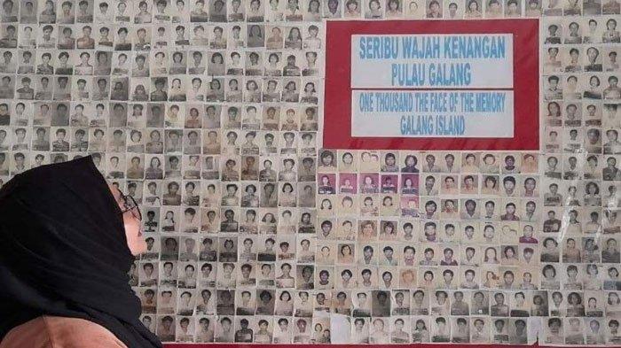 Seorang pengunjung saat melihat deretan foto yang pernah menghuni Kampung Vietnam atau Camp Vietnam di Pulau Galang, Kota Batam, Provinsi Kepulauan Riau (Kepri). Lokasi ini menjadi saksi bisu kelamnya sejarah yang kini berubah menjadi destinasi wisata.