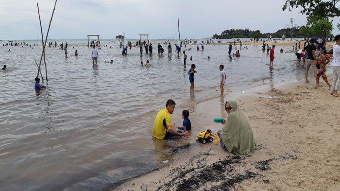 Pengunjung Pantai Elyora Batam, Provinsi Kepri. Wisata Batam satu ini pas banget buat destinasi rekreasi saat berakhir pekan.
