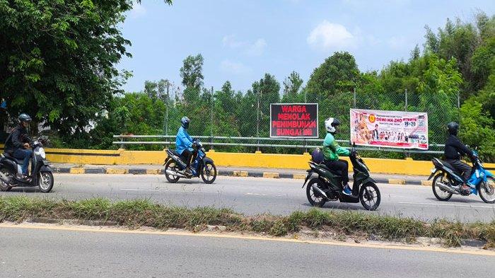 PENIMBUNAN SUNGAI DI BALOI BATAM - Spanduk warga menolak penimbunan sungai di Baloi Batam di tepi jalan Gajah Mada akses Permata Baloi, Kecamatan Lubuk Baja, Kota Batam, Provinsi Kepri, Rabu (26/3/2025).