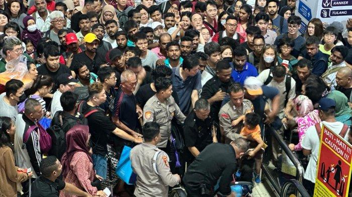 PELABUHAN BATAM CENTRE - Penumpukan penumpang di Pelabuhan Batam Centre yang hendak berangkat ke Singapura Senin (12/2) sore. Foto ilustrasi.