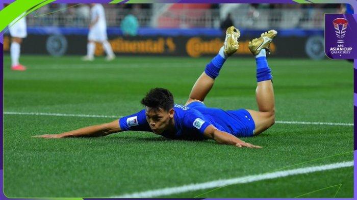 Penyerang Timnas Thailand, Supachai Chaided saat melakukan selebrasi usai mencetak gol ke gawang Kirgistan di laga perdana Grup F Piala Asia 2023, Selasa (16/1/2024).