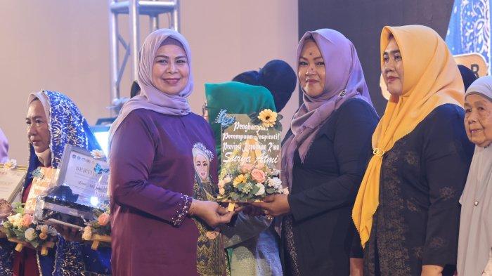 DEWI KUMALASARI - Ketua TP-PKK Kepri Dewi Kumalasari saat berikan penghargaan Peringatan Hari Ibu (PHI) ke-96 di Trans Convention Centre, Tanjungpinang, Jumat (20/12/2024).