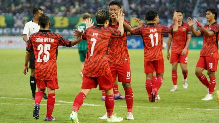 Momen ketika Persija Jakarta menghadapi Persebaya Surabaya dalam laga uji coba jelang BRI Liga 1 2023-2024. Minggu (18/6/2023).